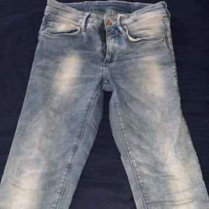 DISTRESSED H&M JEANS. SZ 6.
